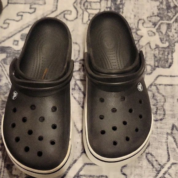 Black Crocs - Picture 4 of 8